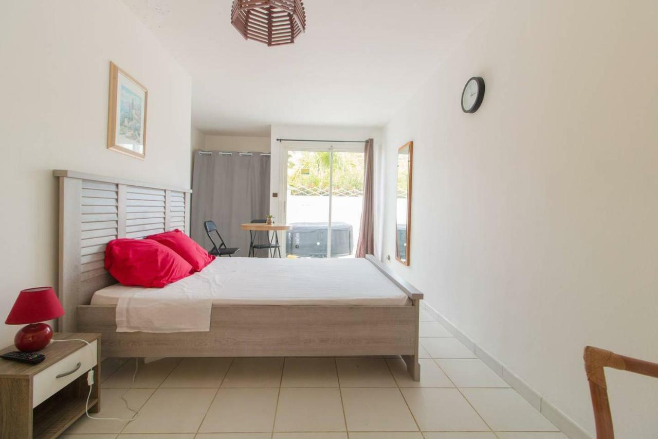 Superbe Studio avec Jacuzzi Privé Apartamento Sainte-Anne Exterior foto