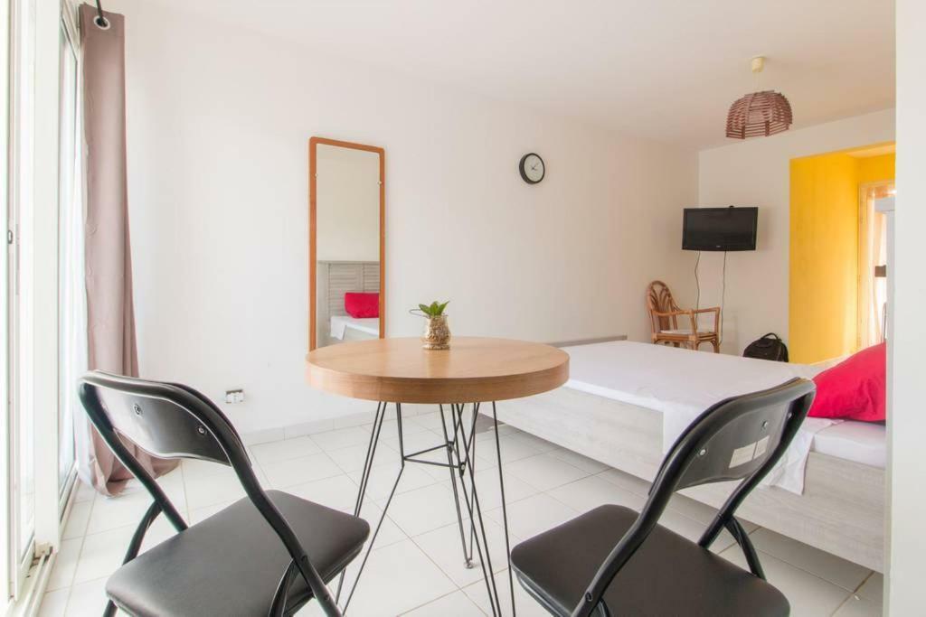 Superbe Studio avec Jacuzzi Privé Apartamento Sainte-Anne Exterior foto