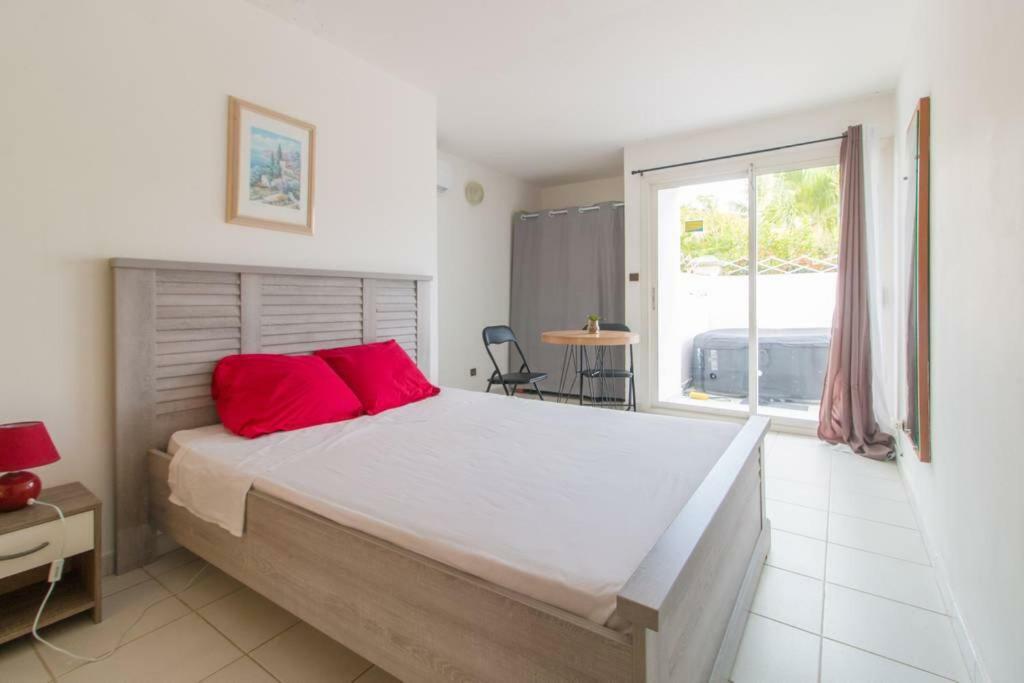 Superbe Studio avec Jacuzzi Privé Apartamento Sainte-Anne Exterior foto